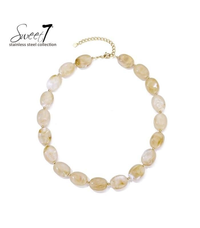 Halsketting met beige kralen en goudkleurige stainless steel sluiting