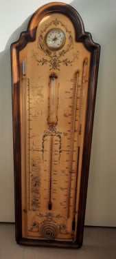 Oude barometer met hygrometer, stormglas en thermometer