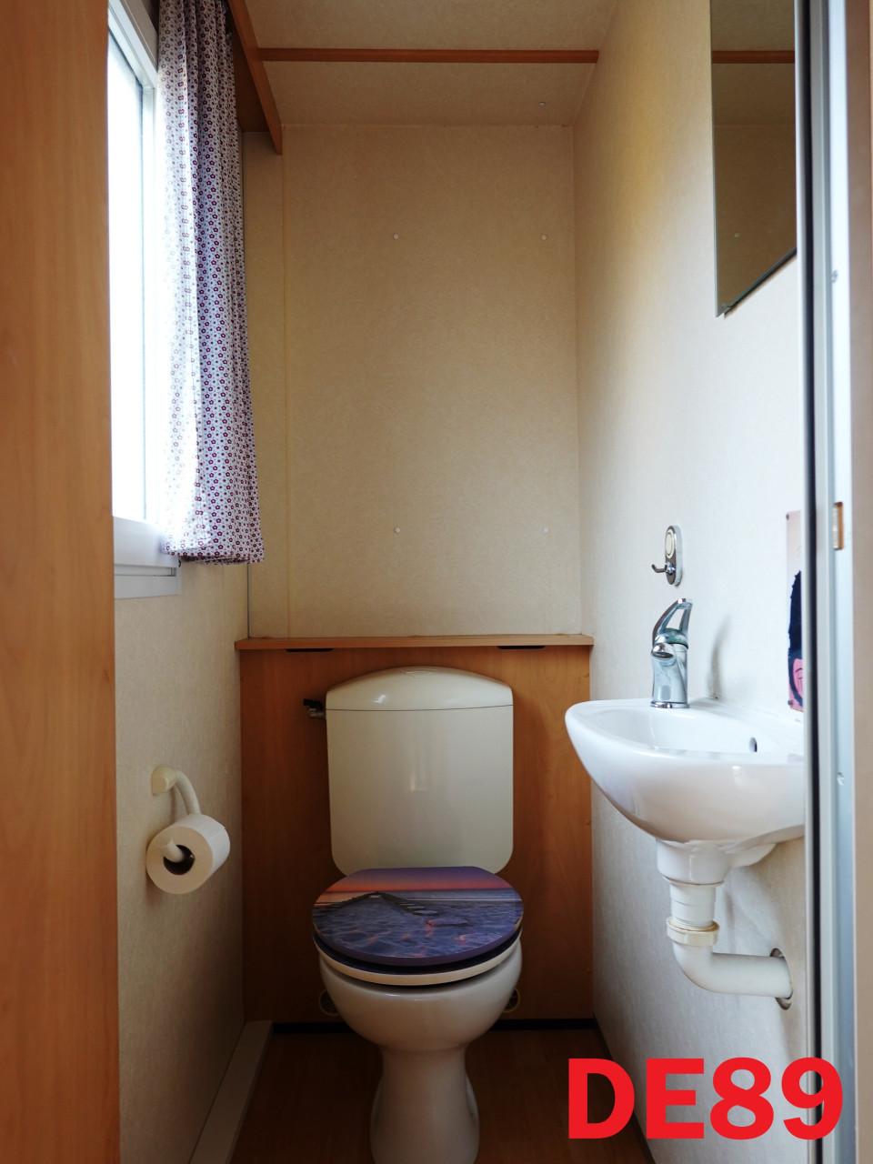 Keurig Bürstner chalet met 2 slaapkamers dubbel glas en middenkamer te koop