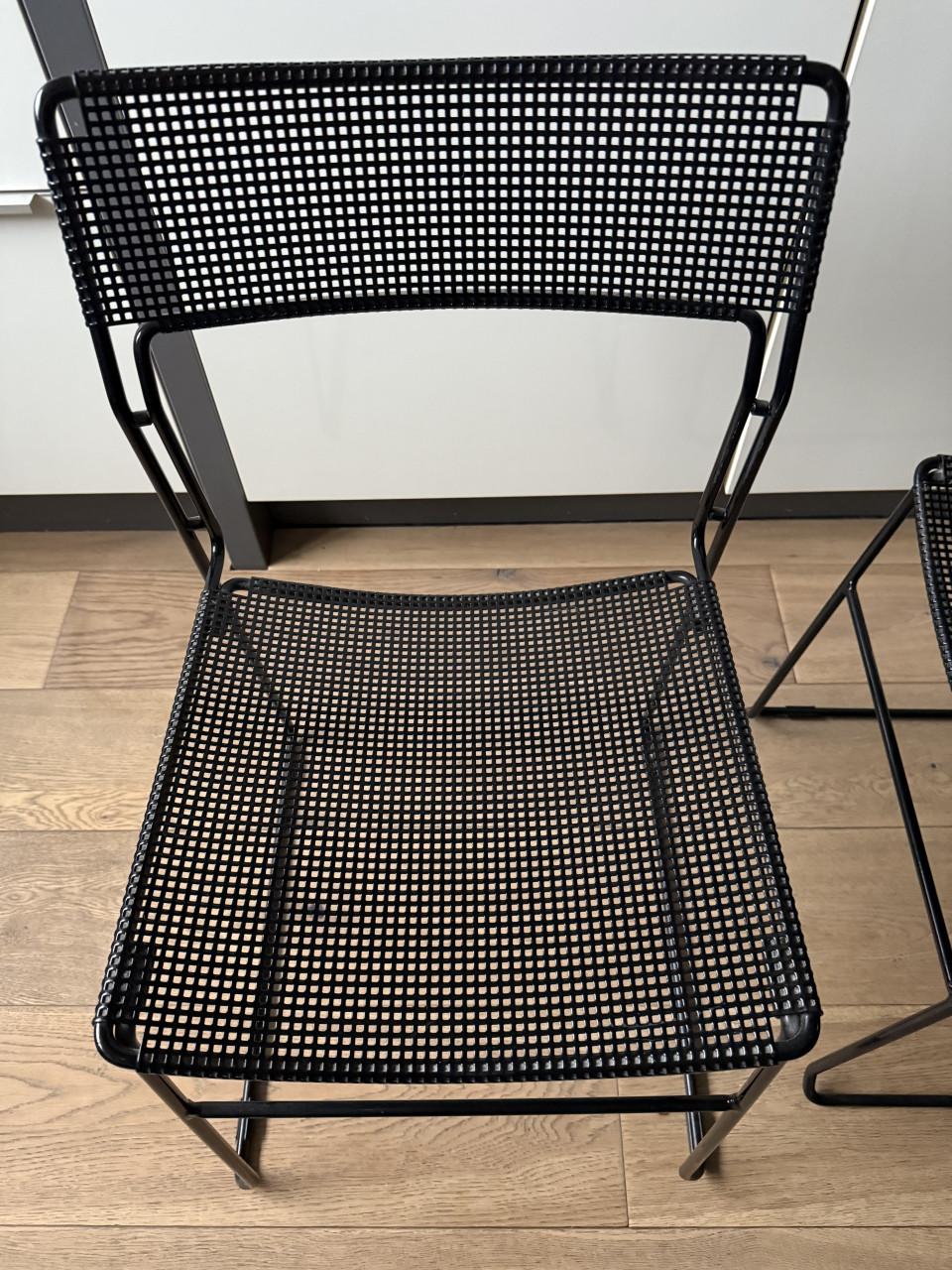 Twee metalen stapelbare design stoelen