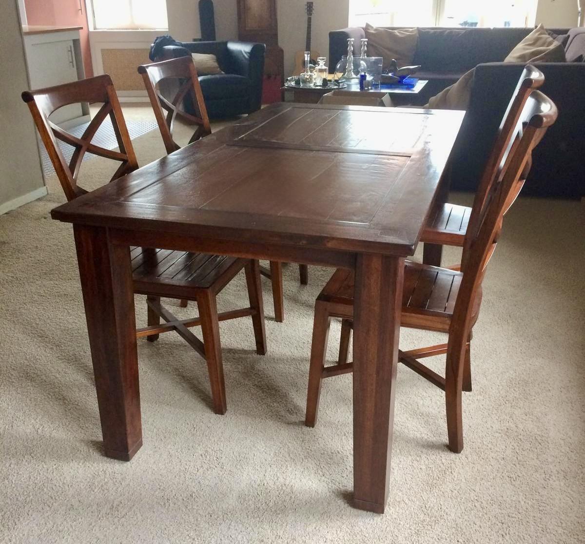Eettafel met stoelen