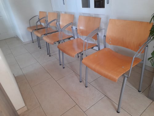 5 stevige staperbare stoelen (in goede staat ) van Ahrend