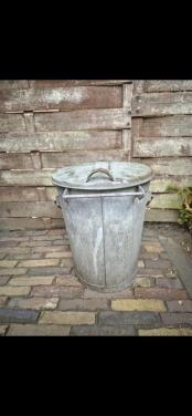 Oude zinken vuilnisbak