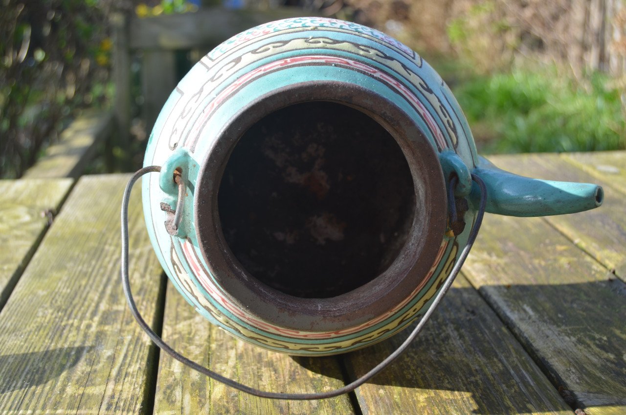Chinese theepot, metaal met de een of andere sierlaag?