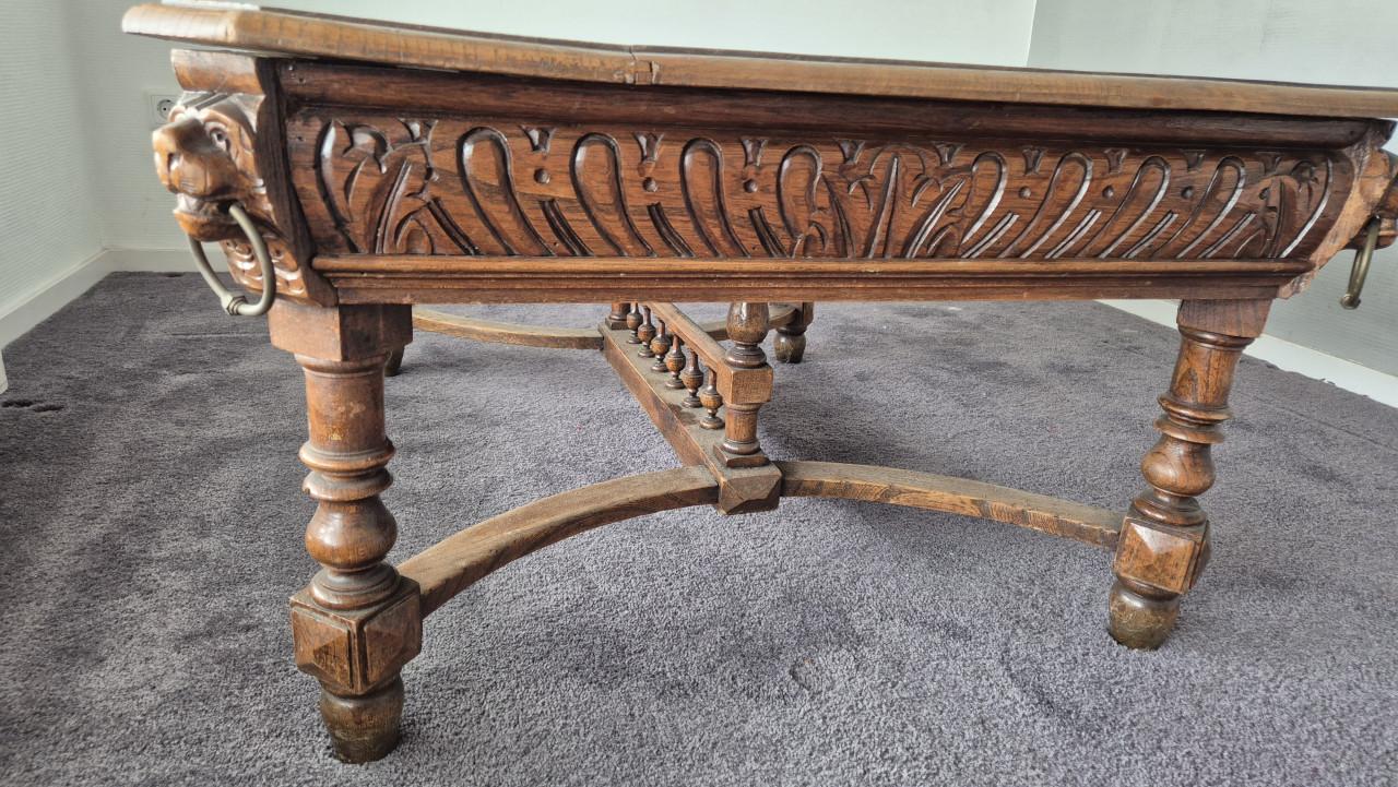 Antieke Mechelse salontafel met leeuwenkoppen