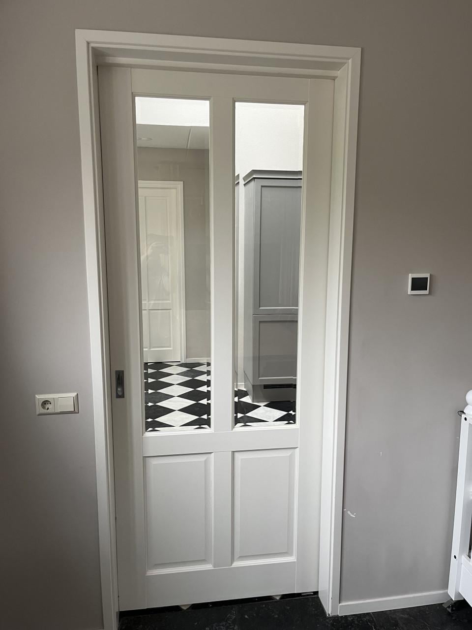 Witte schuifdeur met glaspanelen
