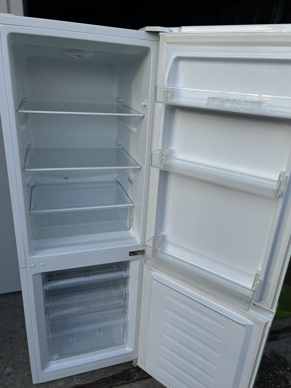 Koel vries combinatie Koelkast vriezer 143x50 cm.