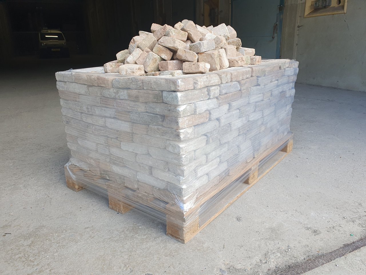 Oude ijsselsteentjes oftewel handvorm ijsselstenen op pallet.