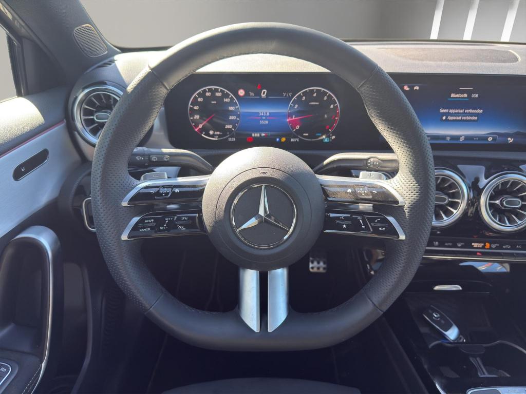 Mercedes-Benz A-Klasse 180 amg line | pano | sfeer | stoelverw. | camera | 