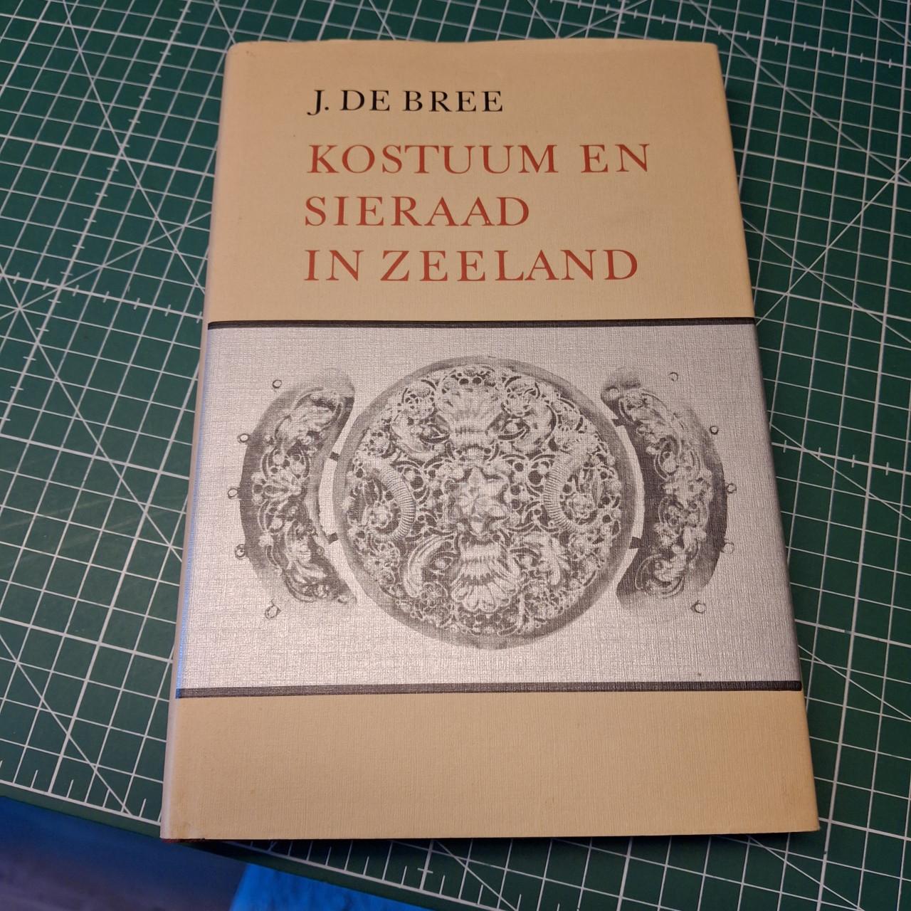 Kostuum en sieraad in Zeeland