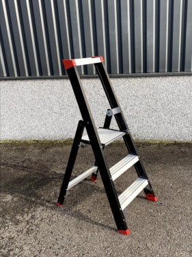 Trapje 2 treden en bordes zwart gecoat NIEUW