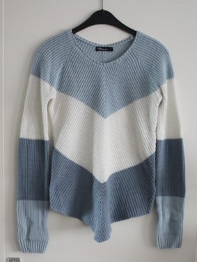 Gebreide trui blauw tinten strepen maat s
