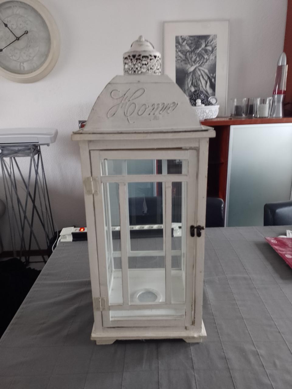 Groot windlicht in witte kalkverf-landelijke stijl