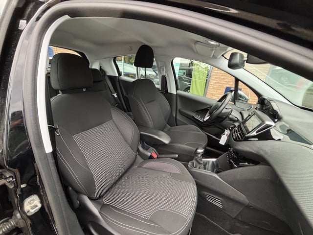 Peugeot 208 blue l. allure 1.2 pt-82pk | navigatie & bluetooth & applecarpl