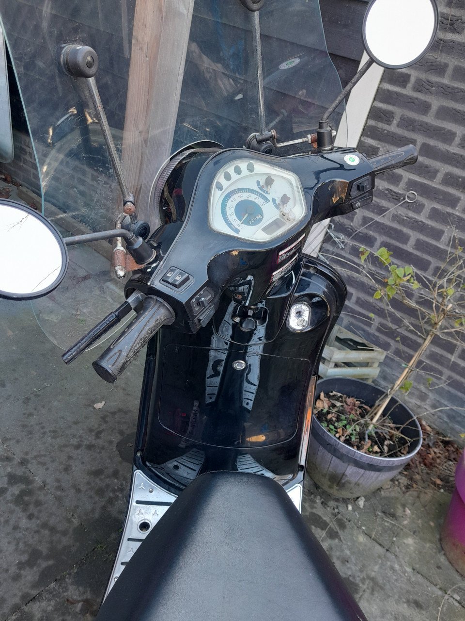 Zwarte Scooter TURBHO.