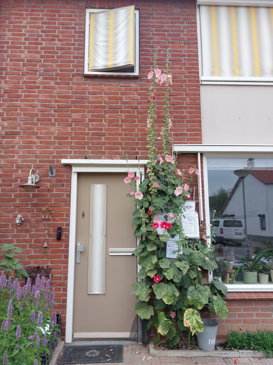 DE VOORDEUR ZEGT DANK JULLIE WEL