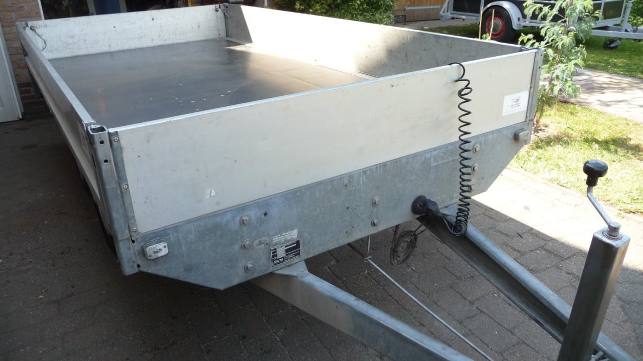 TE KOOP GEREMDE PLATEAUWAGEN merk SARIS met KENTEKEN