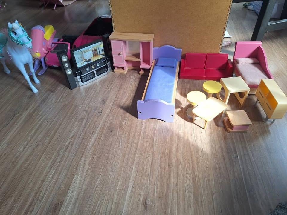 Barbies, huis, kleding, meubels, auto´s, sneeuwscooter en dieren