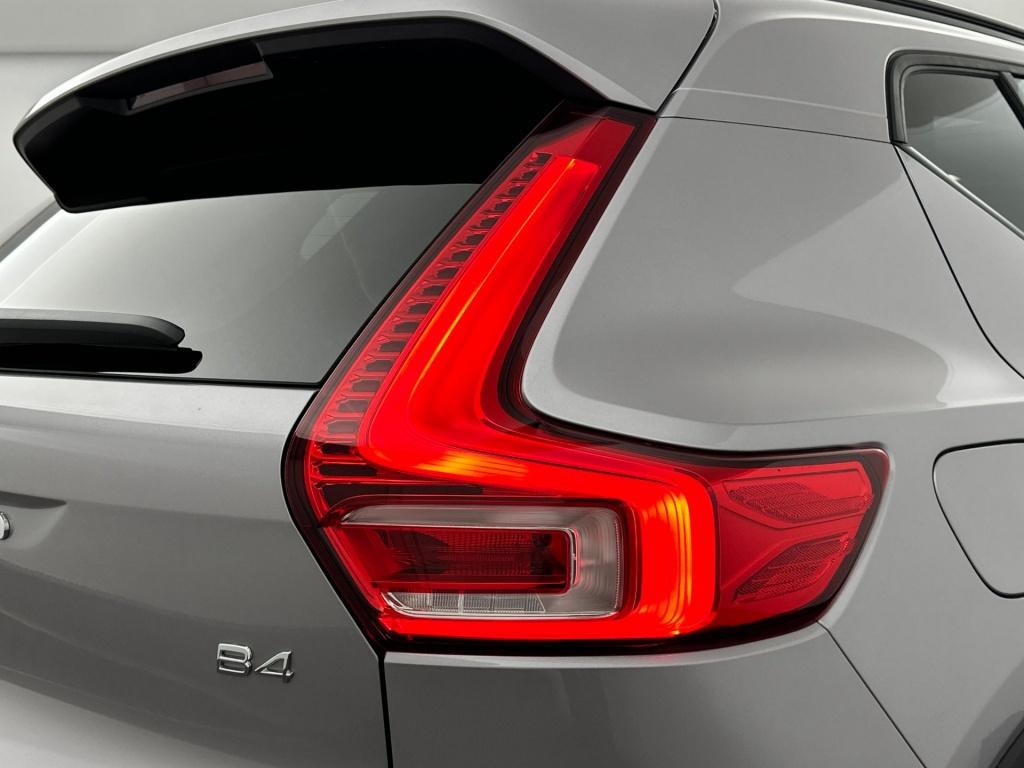 Volvo XC40 b4 197pk plus dark| pano| trekhaak| camera| elek.stoelen