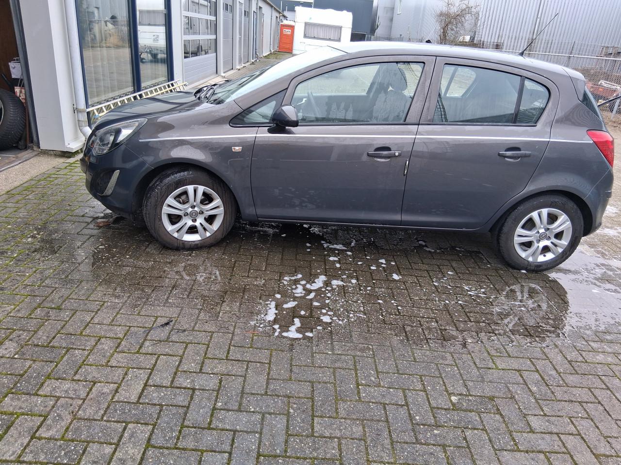 Wegens verhuizing over compleet keurige Opel Corsa Automaat