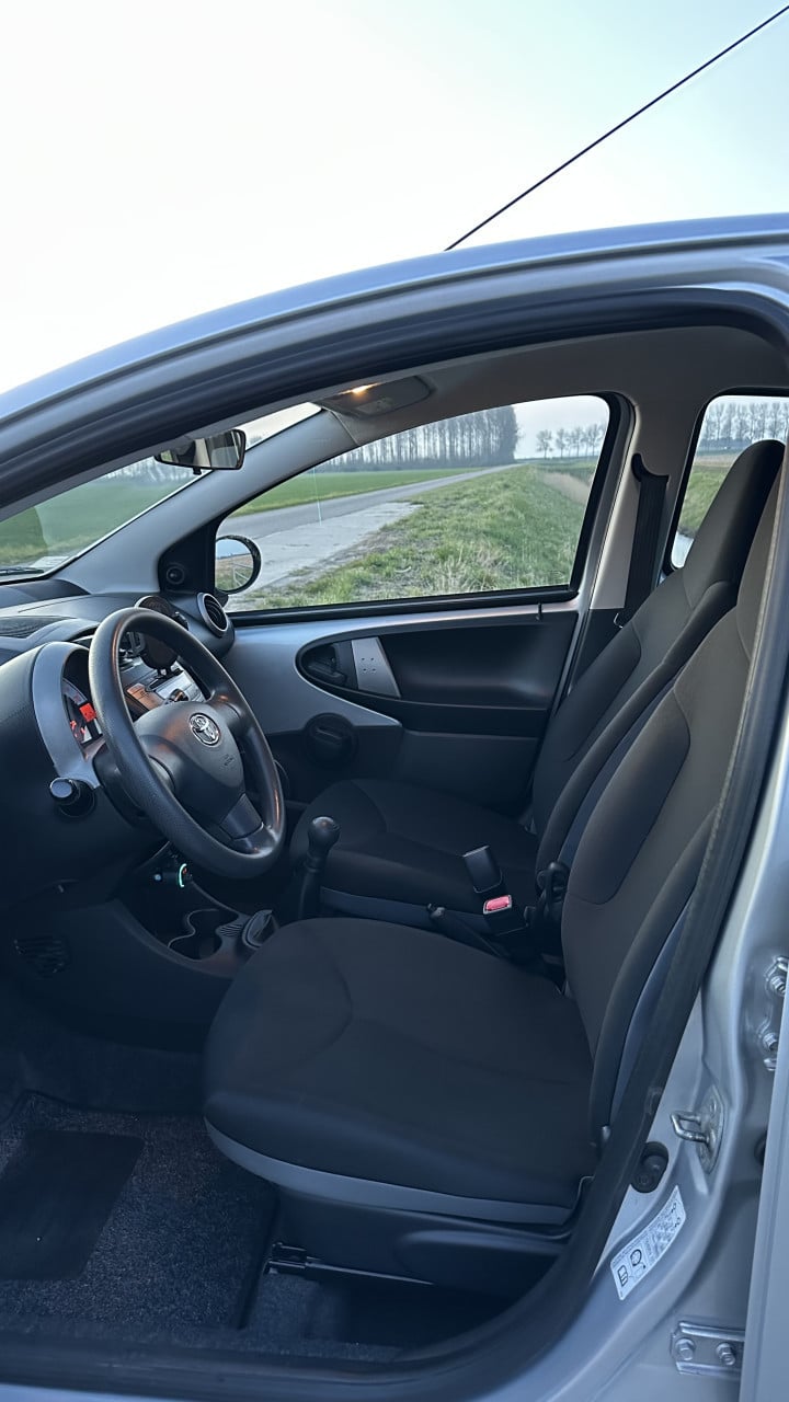 Toyota Aygo 1.0 12V Vvt-i 5DRS 2013 Grijs