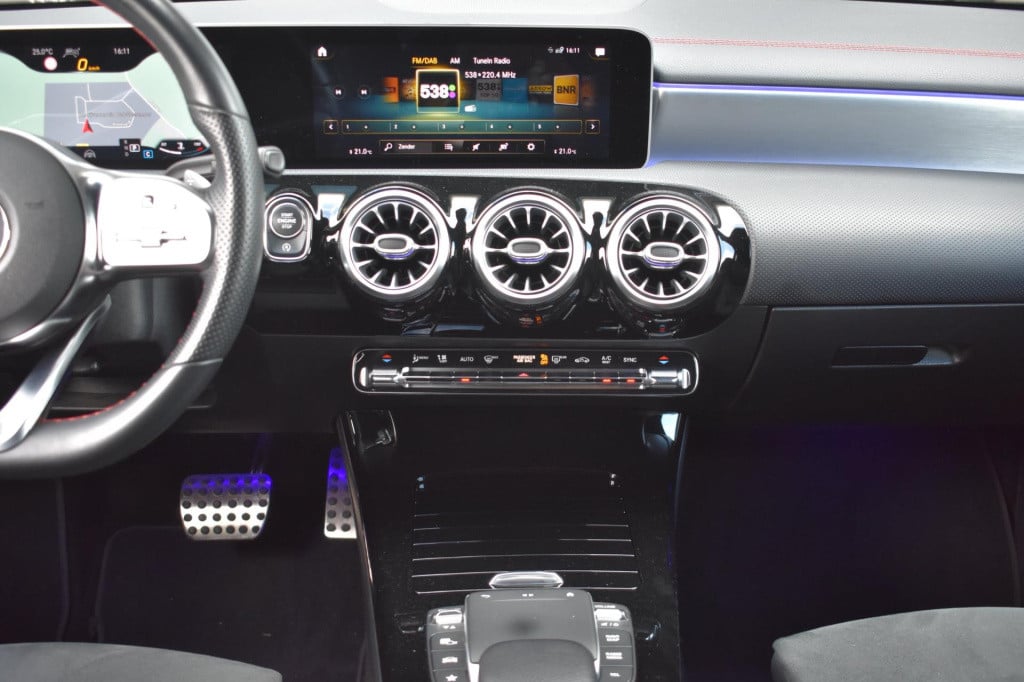 Mercedes-Benz Cla shooting brake 200 amg night | sfeerverlichting | trekhaa