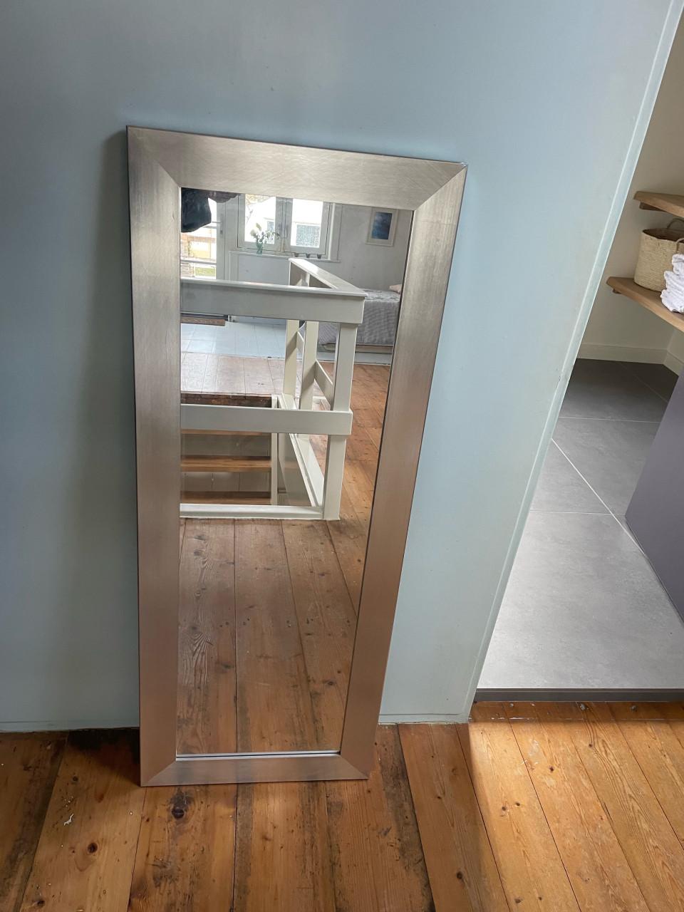 Twee oude spiegels met zilveren houten lijst