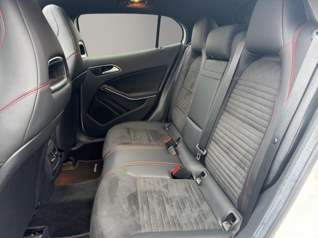 Mercedes-Benz Gla-klasse 180 business solution amg pano camera clima