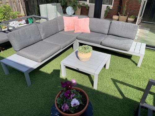 Lichtgrijs Alminium Loungeset, met kussens en tafel.