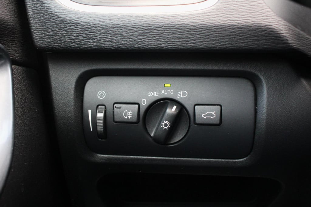 Volvo V40 1.6 t3 momentum -xenon - trekhaak - navi - achteruitrij camera - 