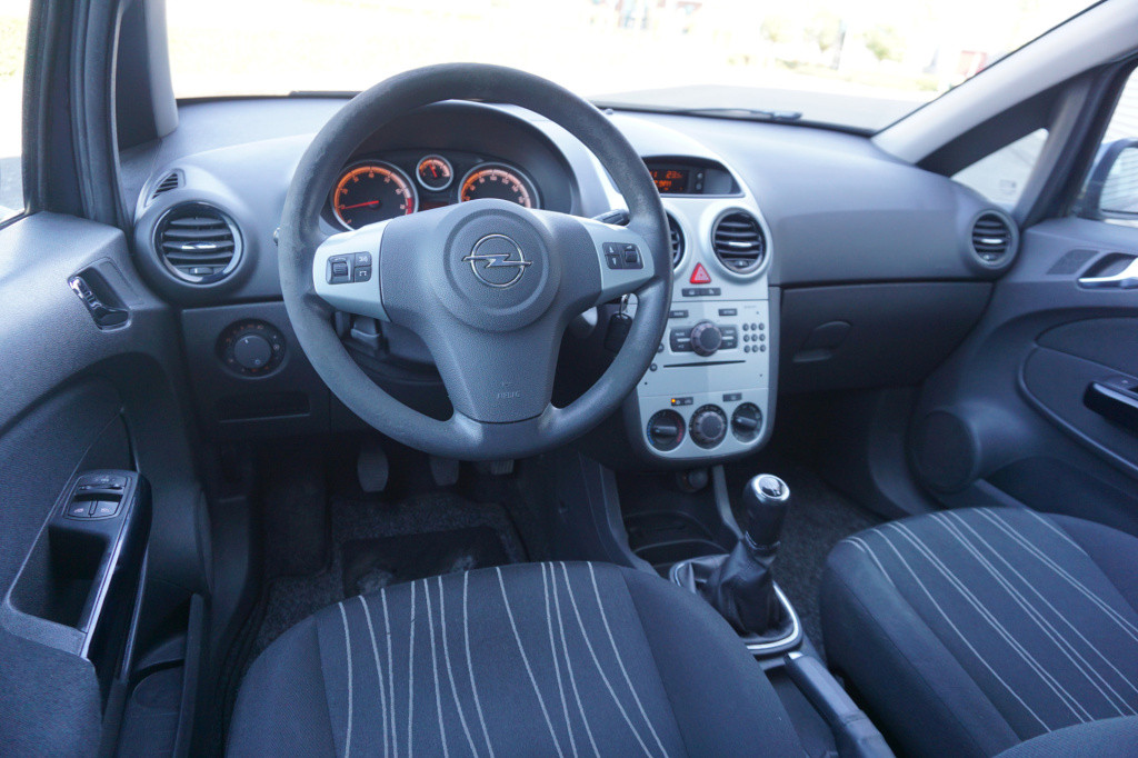 Opel Corsa 1.4-16v enjoy airco / cruise / elektr. ramen / trekhaak / nap