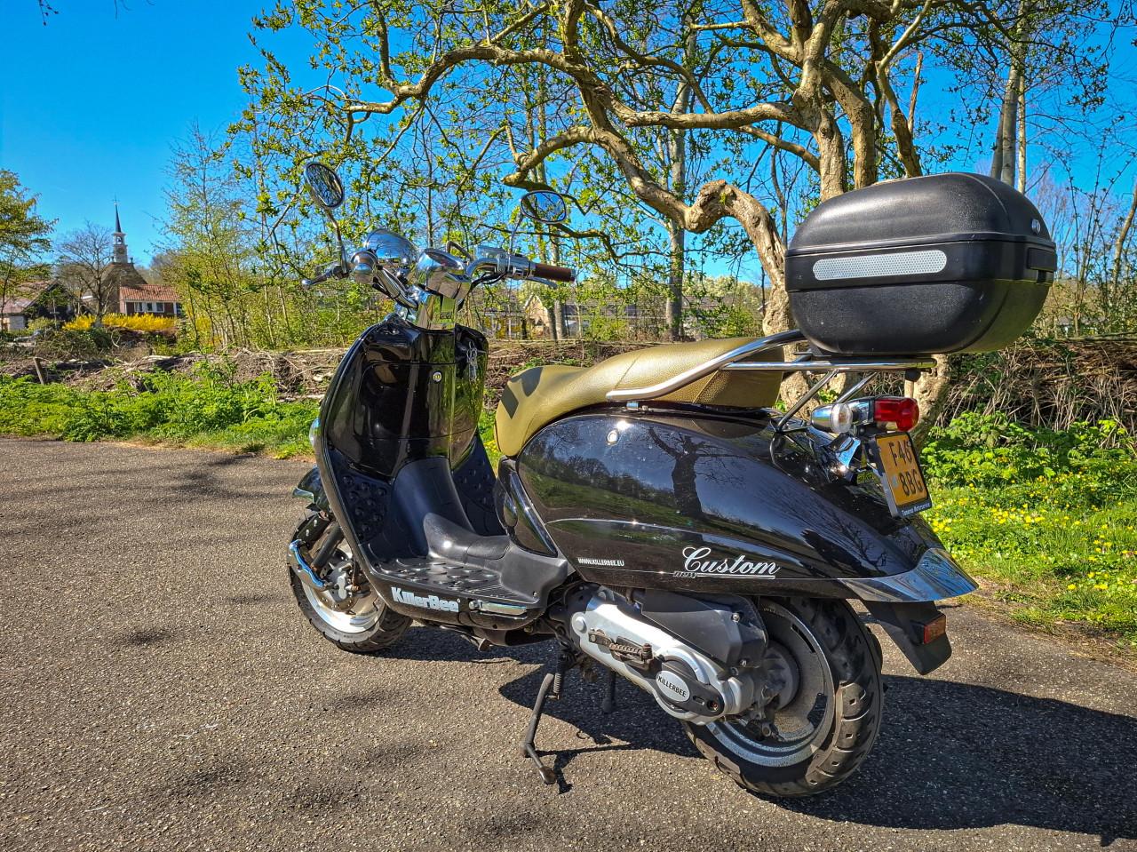 Te koop: Killerbee Custom scooter (4-takt)met geel kenteken.