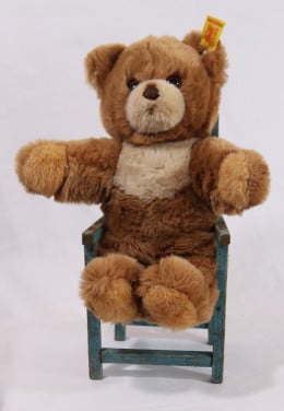 Steiff Teddybeer op stoel