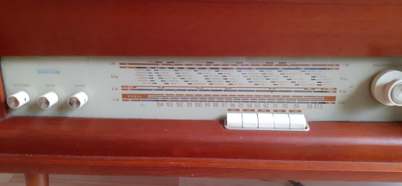 Vintage radio meubel met pick up en platen wisselaar