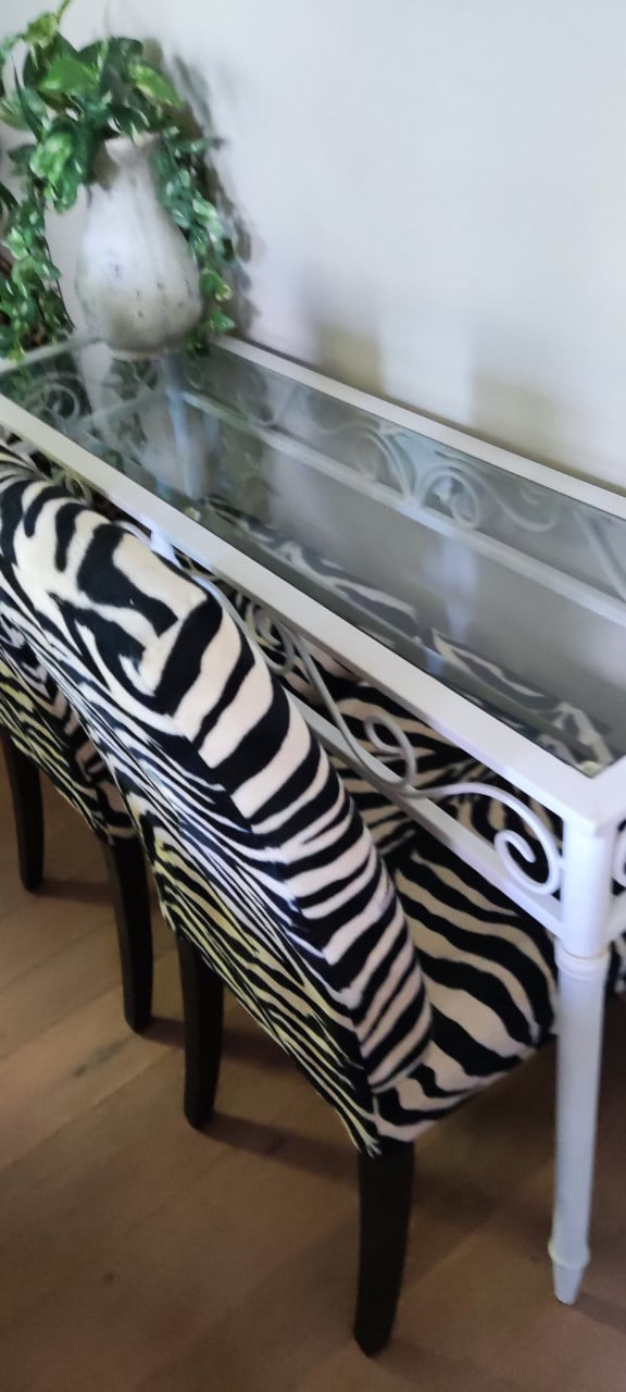 Super leuke set: 2x Zeebrastoelen + evt. wit metalen met glas side table