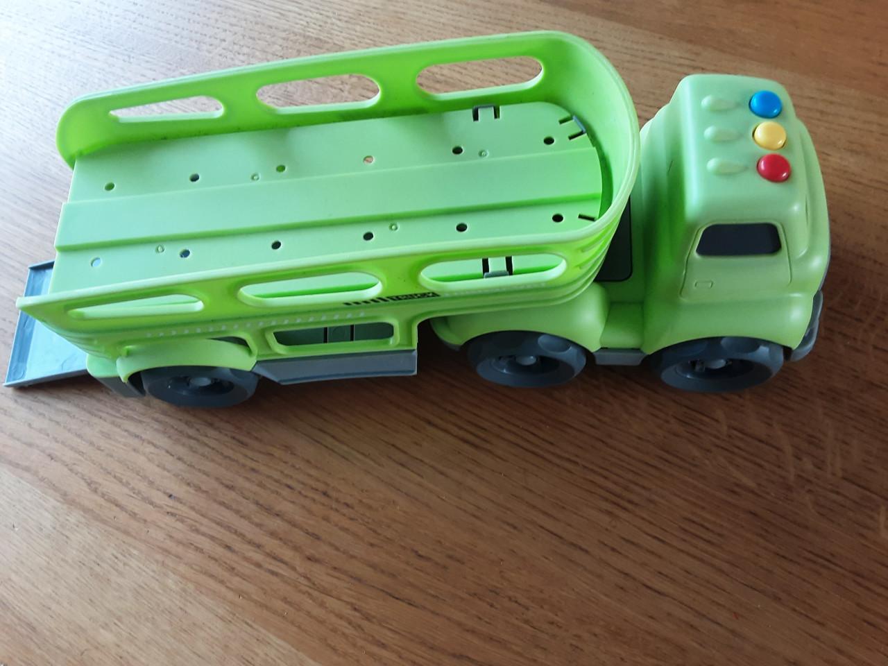 Vrachtwagen plastic om autootjes te vervoeren