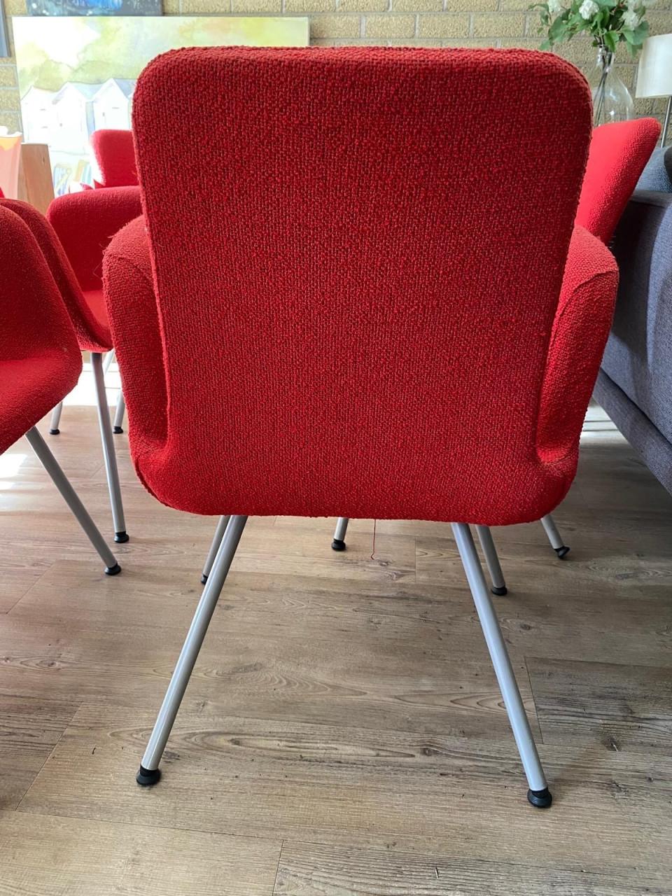 Stevige stoel, lekkere zit 6x moderne stoelen in rode bouclé