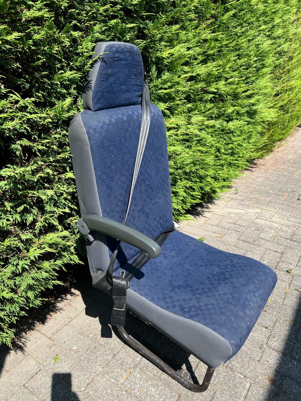 Losse (blauwe) stoel met gordel voor in auto/ bus