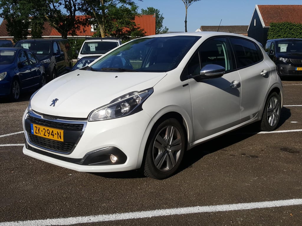 Peugeot 208 1.2 puretech 82pk signature navigatie | apple carplay & android