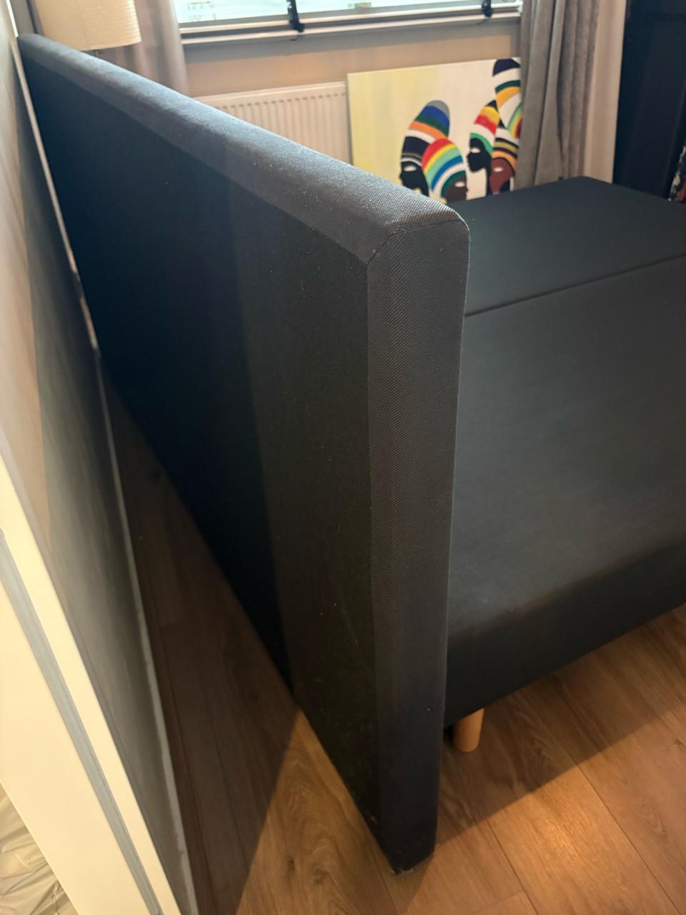 Grote zwarte boxspring met 2 aparte bedden.(Exclusief matrassen).