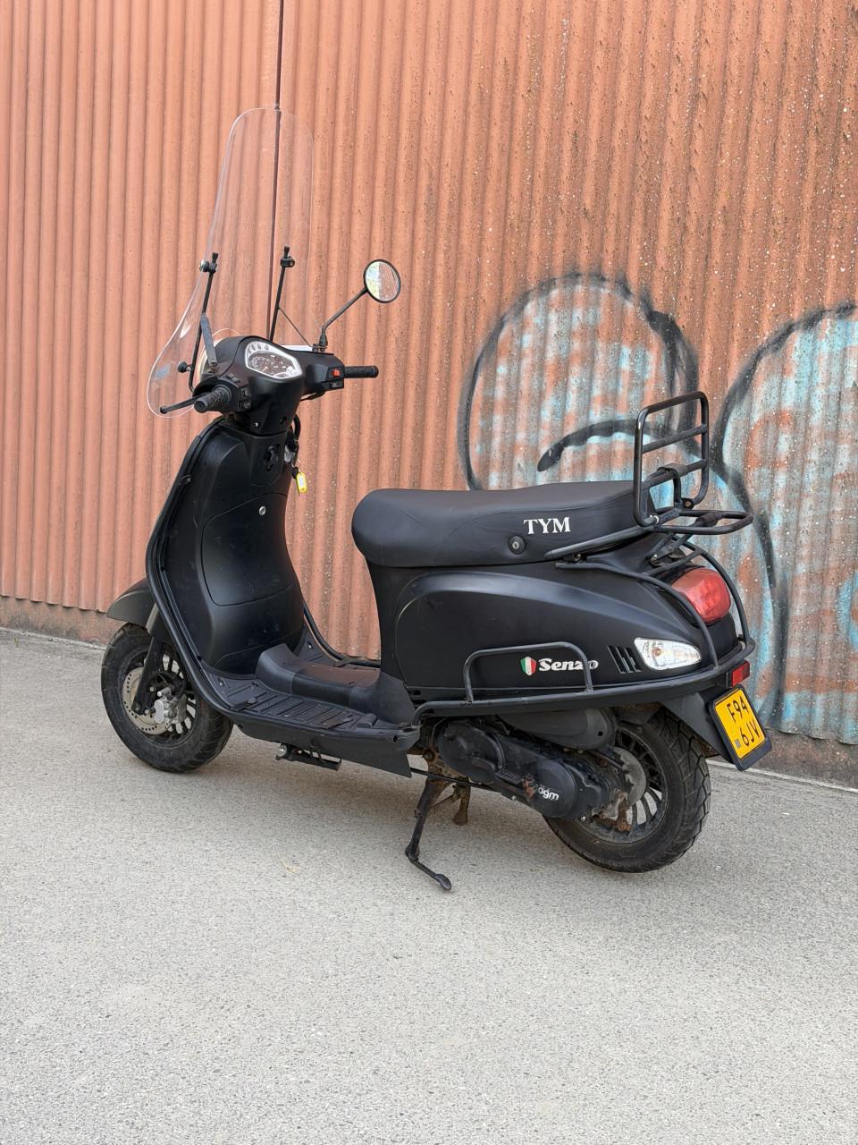 AGM VX50 scooter 45km/h 6600km met Windscherm Valbeugels