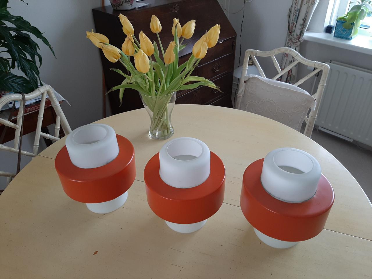 Vintage Philips hanglamp met drie kappen van glas en metaal.