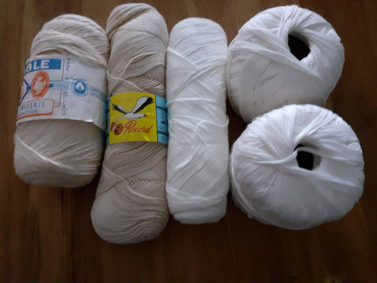 HAAKGAREN 3 x wit en 2 x ecru + GRATIS mini geldboompje