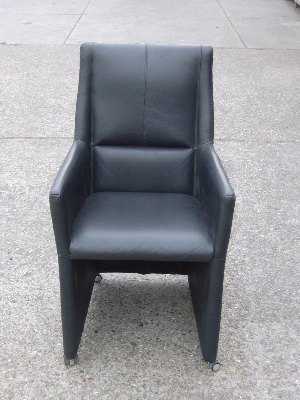 2 leren eetkamerstoelen op wieltjes