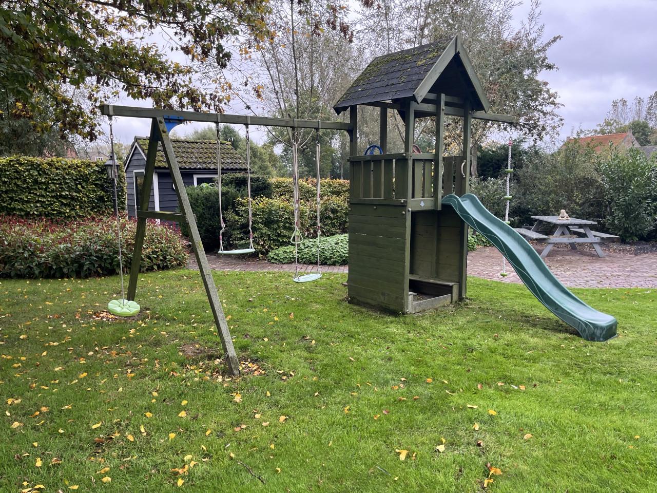 Speeltoestel met schommels,  glijbaan, enz.
