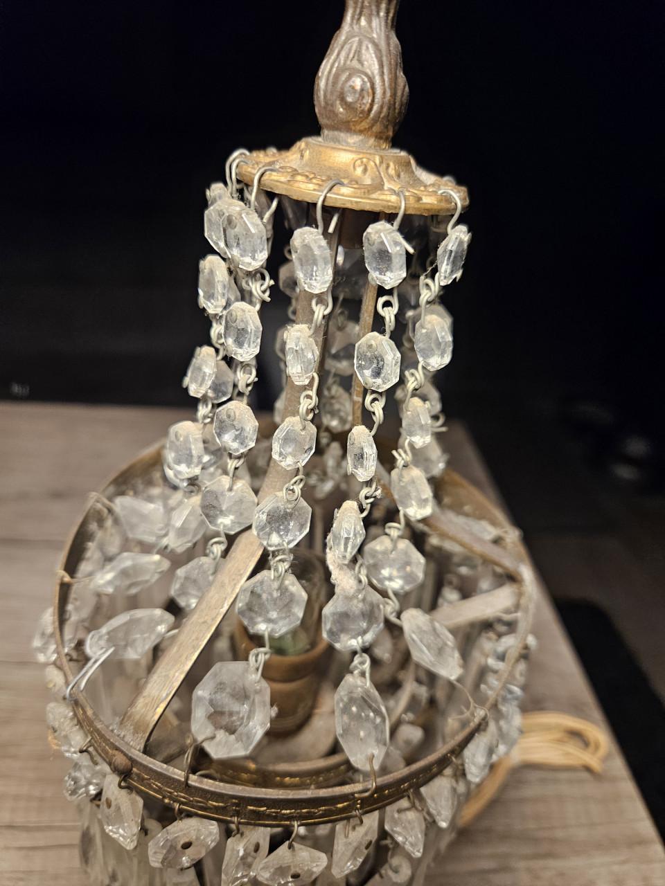 Prachtige antieke kristallen tafellamp met kralen en pegels