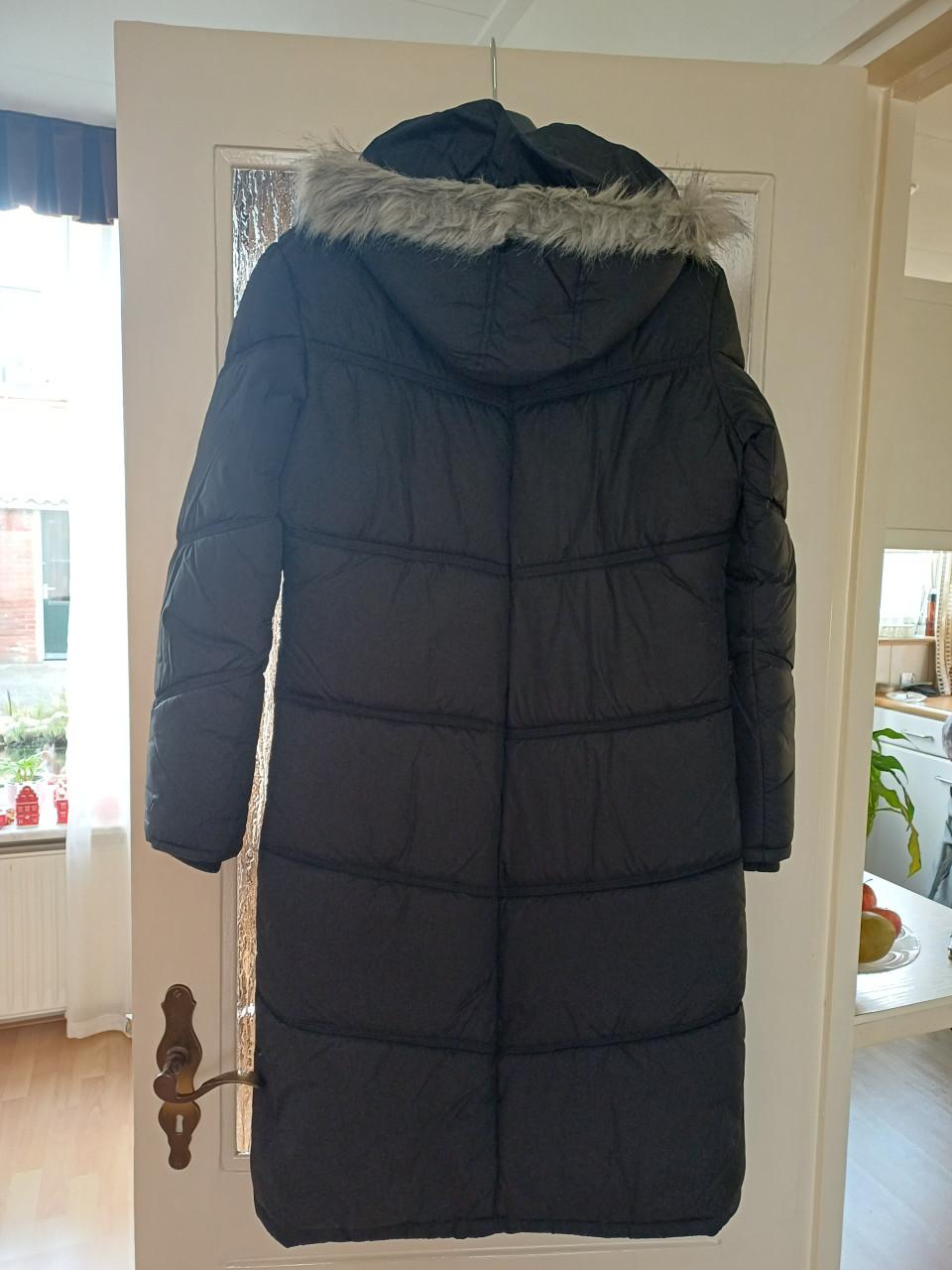 Zwarte lange dames winterjas z.g.a.n. maat 38