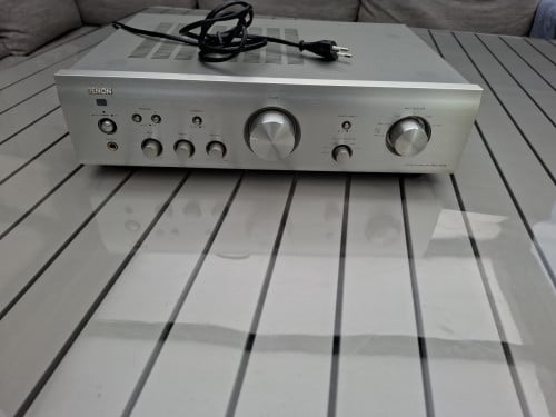 De DENON PMA-700AE versterker zilver