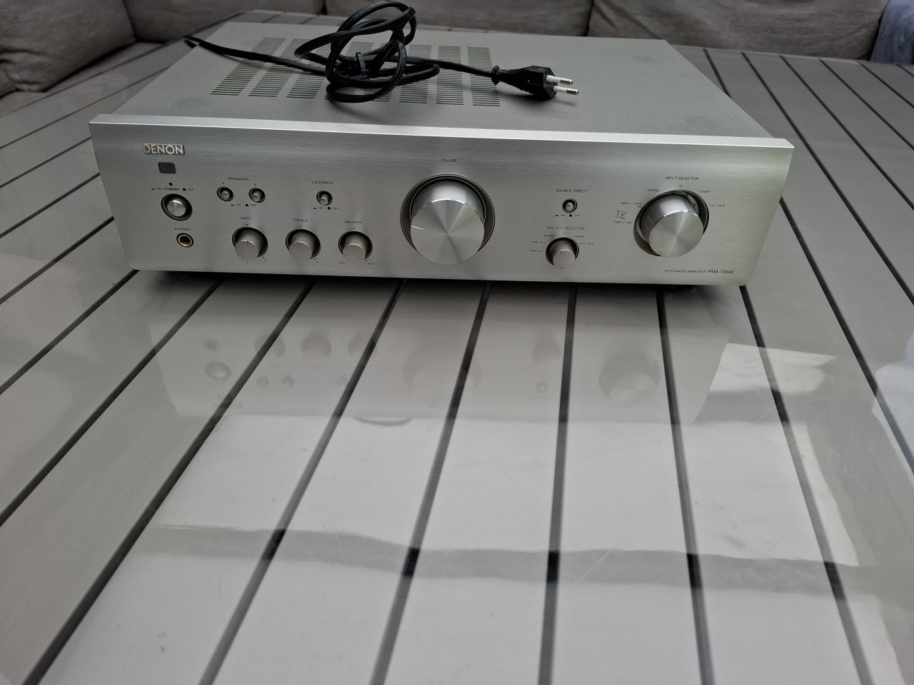 De DENON PMA-700AE versterker zilver