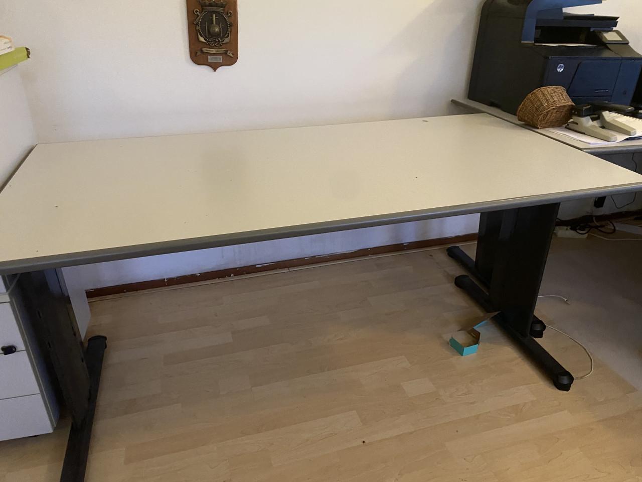 Bureautafels, ladekastjes, hoekbureau’s